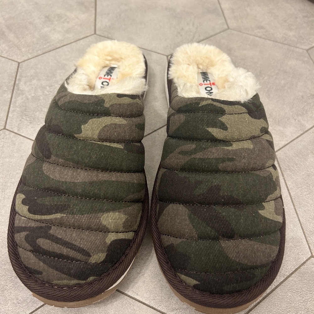 Minnetonka Faux Fur Lined slippers NEW no tags no box